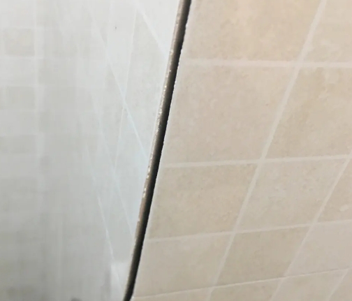 达尔罕茂明瓷砖空鼓维修公司分享阳台瓷砖脱落的修复过程可以分为以下几个步骤