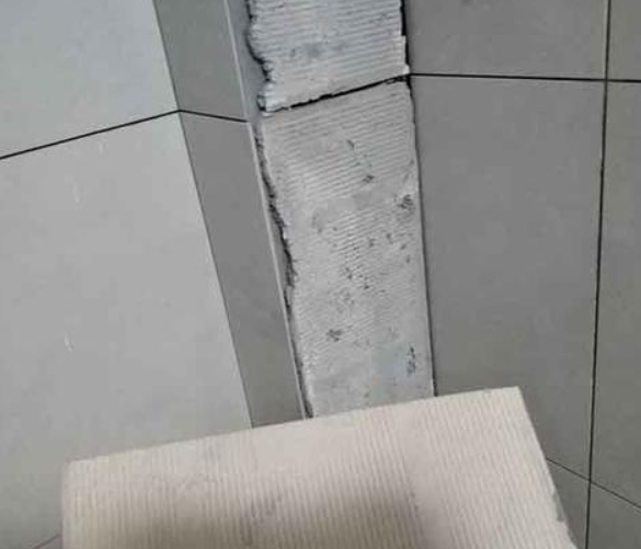达尔罕茂明瓷砖空鼓维修公司分享下厨房瓷砖脱落的补救措施。